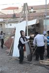 ילדים אוספים עצים למדורת ל&quot;ג בעומר