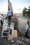 ילדים אוספים עצים למדורת ל&quot;ג בעומר