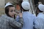 ילדים אוספים עצים למדורת ל&quot;ג בעומר