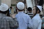 ילדים אוספים עצים למדורת ל&quot;ג בעומר