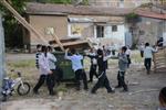 ילדים אוספים עצים למדורת ל&quot;ג בעומר