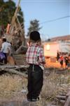 ילדים אוספים עצים למדורת ל&quot;ג בעומר
