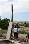 ילדים אוספים עצים למדורת ל&quot;ג בעומר