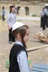 ילדים אוספים עצים למדורת ל&quot;ג בעומר