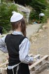 ילדים אוספים עצים למדורת ל&quot;ג בעומר