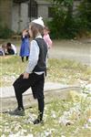 ילדים אוספים עצים למדורת ל&quot;ג בעומר