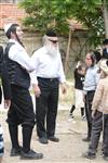 ילדים אוספים עצים למדורת ל&quot;ג בעומר