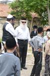 ילדים אוספים עצים למדורת ל&quot;ג בעומר