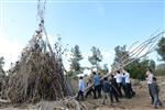 ילדים אוספים עצים למדורת ל&quot;ג בעומר