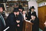 Rabbi Aharon Leib Steinman getting an audience at home