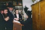 Rabbi Aharon Leib Steinman getting an audience at home