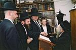 Rabbi Aharon Leib Steinman getting an audience at home