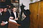 Rabbi Aharon Leib Steinman getting an audience at home