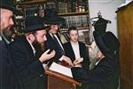 Rabbi Aharon Leib Steinman getting an audience at home