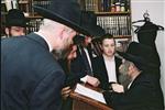 Rabbi Aharon Leib Steinman getting an audience at home