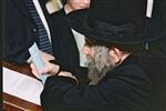 Rabbi Aharon Leib Steinman getting an audience at home