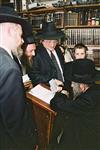 Rabbi Aharon Leib Steinman getting an audience at home
