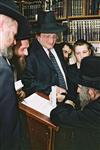 הרב אהרן יהודה לייב שטיינמן מקבל קהל בביתו