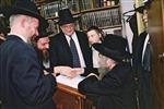 Rabbi Aharon Leib Steinman getting an audience at home