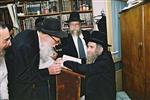 הרב אהרן יהודה לייב שטיינמן מקבל קהל בביתו