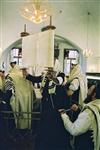 אנשים מתפללים בבית הכנסת במאה שערים