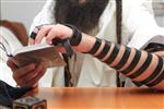 יהודי מתפלל עם תפילין