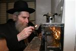 הרב אהרן לייב שטיינמן בהדלקת נרות חנוכה