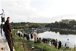 The Rebbe and Chassidim do Tashlich for the Day of Atonement