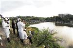 The Rebbe and Chassidim do Tashlich for the Day of Atonement