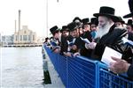 The Rebbe and Chassidim do Tashlich for the Day of Atonement