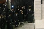 הרבי והחסידים מקיימים את מנהג תשליך לקראת יום הכיפורים
