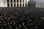 הרבי והחסידים מקיימים את מנהג תשליך לקראת יום הכיפורים