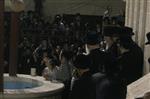 הרבי והחסידים מקיימים את מנהג תשליך לקראת יום הכיפורים