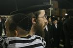 הרבי והחסידים מקיימים את מנהג תשליך לקראת יום הכיפורים