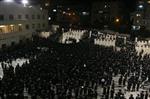 הרבי והחסידים מקיימים את מנהג תשליך לקראת יום הכיפורים