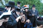 The Rebbe and Chassidim do Tashlich for the Day of Atonement