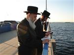 The Rebbe and Chassidim do Tashlich for the Day of Atonement