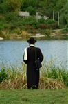 הרבי והחסידים מקיימים את מנהג תשליך לקראת יום הכיפורים