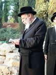 הרבי והחסידים מקיימים את מנהג תשליך לקראת יום הכיפורים