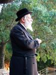הרבי והחסידים מקיימים את מנהג תשליך לקראת יום הכיפורים