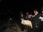 הרבי והחסידים מקיימים את מנהג תשליך לקראת יום הכיפורים