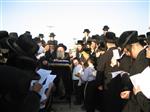 The Rebbe and Chassidim do Tashlich for the Day of Atonement