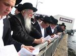 The Rebbe and Chassidim do Tashlich for the Day of Atonement