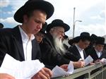 The Rebbe and Chassidim do Tashlich for the Day of Atonement