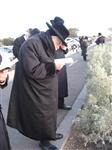 הרבי והחסידים מקיימים את מנהג תשליך לקראת יום הכיפורים