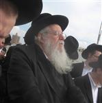 הרבי והחסידים מקיימים את מנהג תשליך לקראת יום הכיפורים