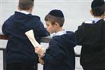 הרבי והחסידים מקיימים את מנהג תשליך לקראת יום הכיפורים