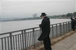 The Rebbe and Chassidim do Tashlich for the Day of Atonement