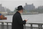 הרבי והחסידים מקיימים את מנהג תשליך לקראת יום הכיפורים