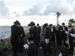 The Rebbe and Chassidim do Tashlich for the Day of Atonement